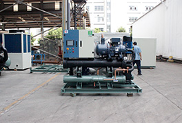 1000㎡的商場(chǎng)，冷水機(jī)選擇滿(mǎn)液式還是噴淋式